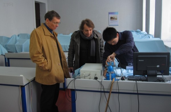 参观本科教学与实验中心